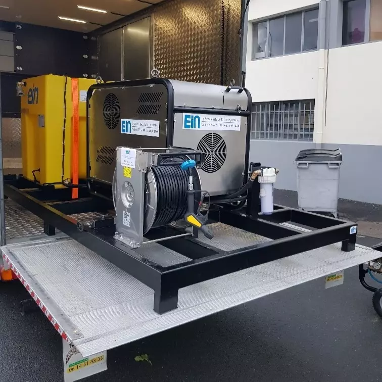 Conception nettoyeur haute pression comet fdx hot cube sur camionnette