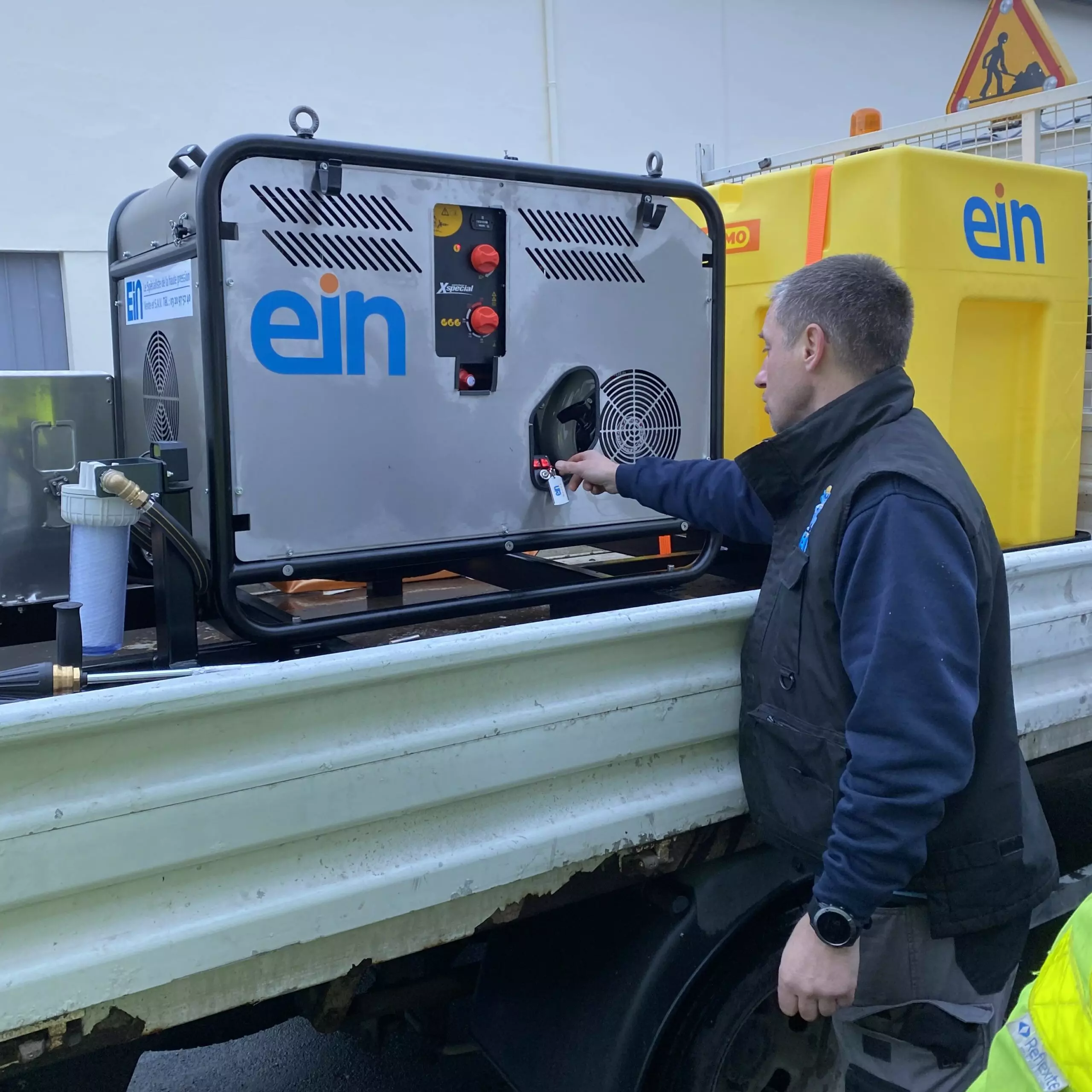 Conception nettoyeur haute pression comet fdx hot cube sur camionnette