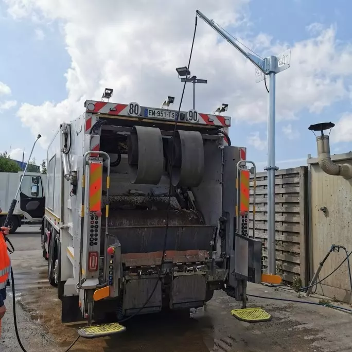 Bras de lavage servant à nettoyer un camion poubelle
