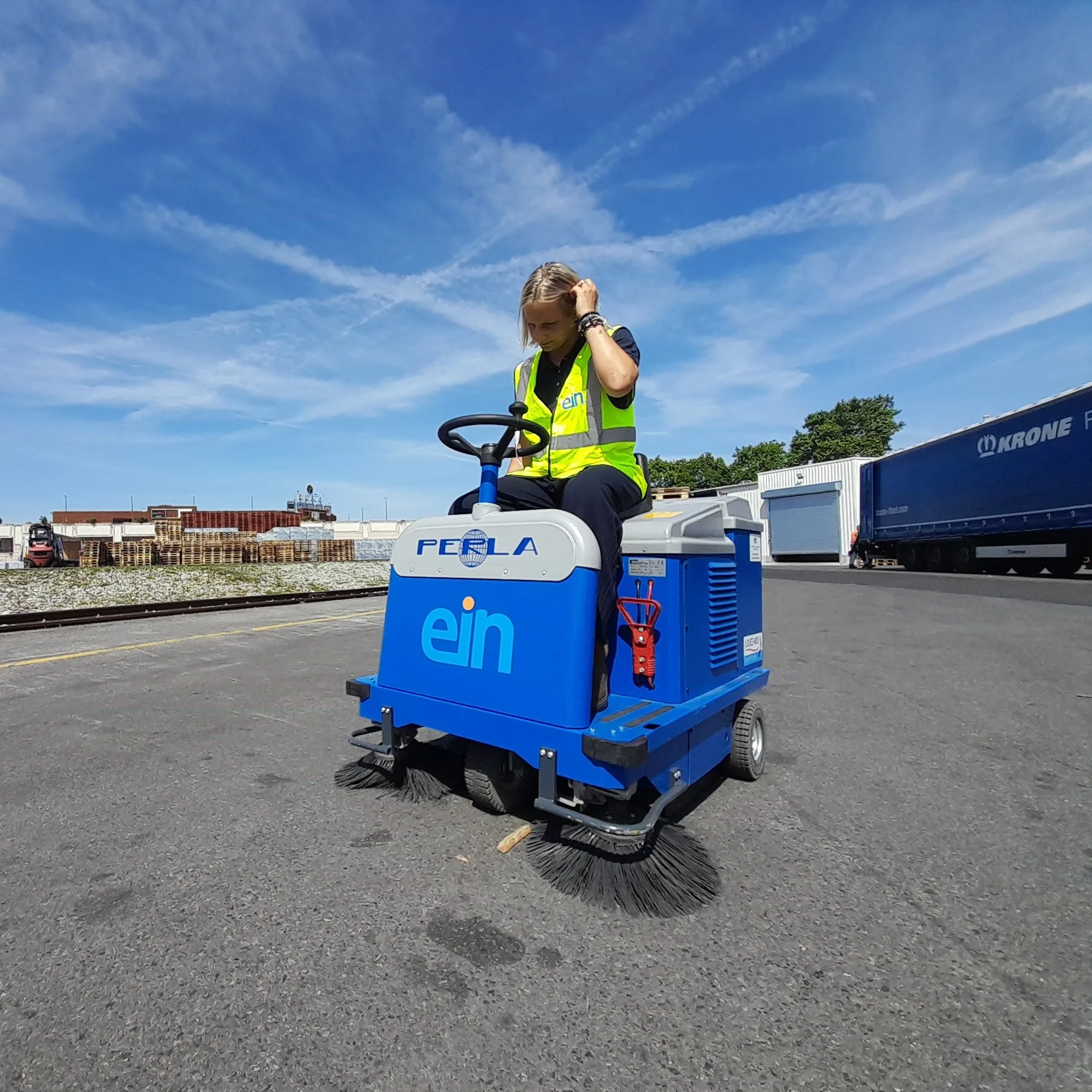 Personne utilisant balayeuse autoportée PERLA E70