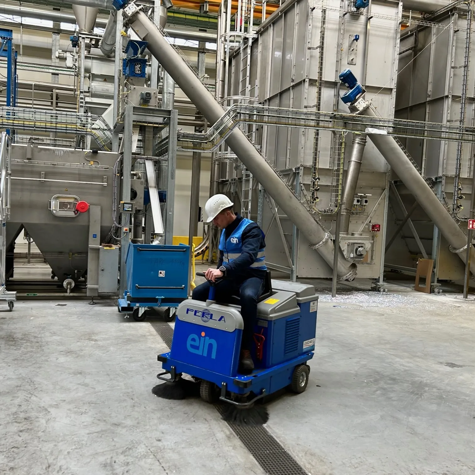 Personne utilisant balayeuse autoportée PERLA E70