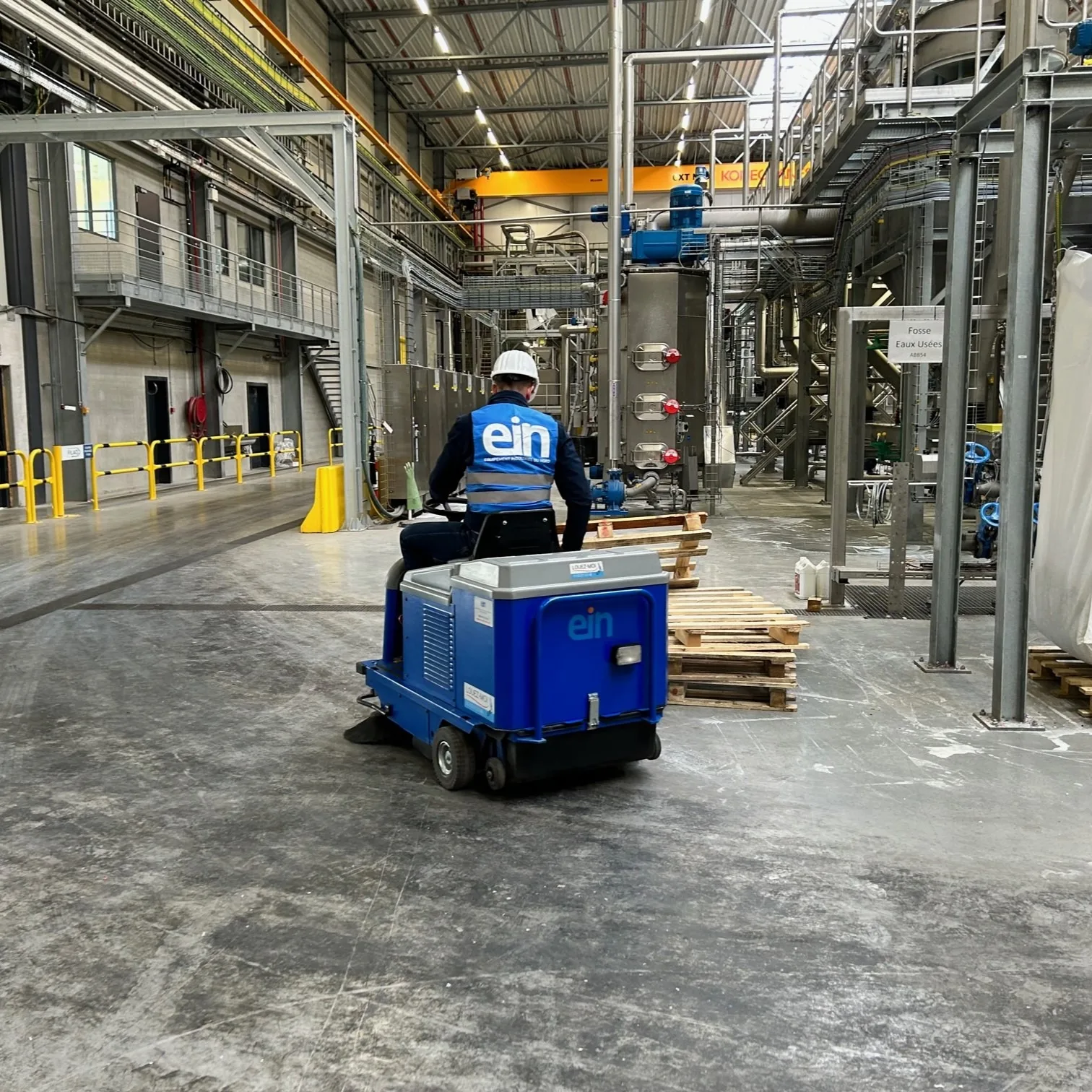 Personne utilisant balayeuse autoportée PERLA E70