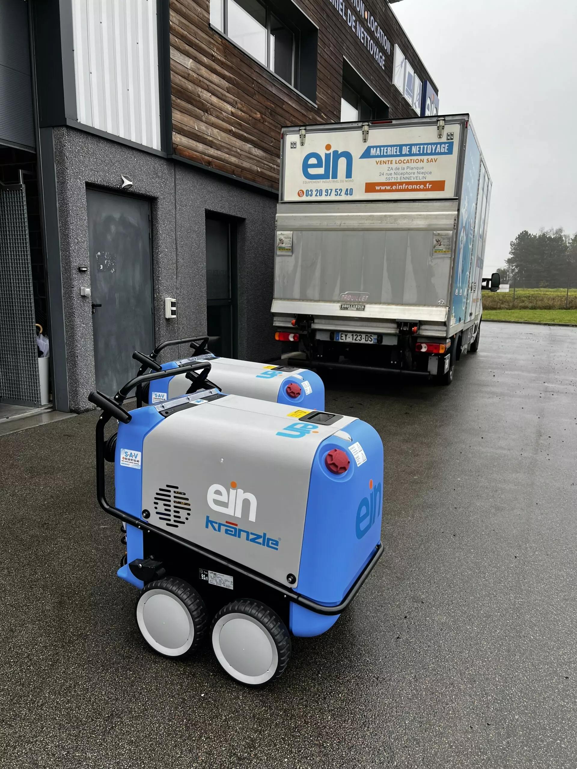Deux nettoyeurs haute pression Kranzle Therm devant notre devanture