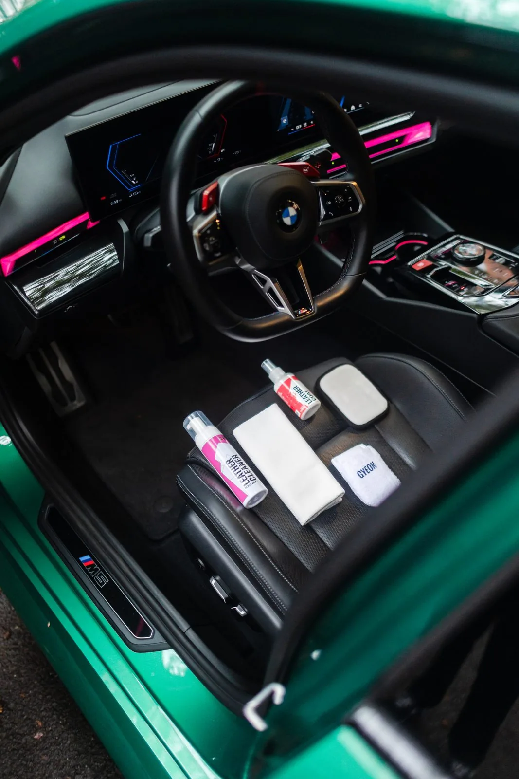 Detailing automobile GYEON